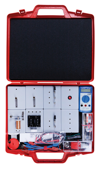 Das Bild zeigt einen roten Koffer, der mit verschiedenen Experimentierkomponenten und einem Multimeter ausgestattet ist. Die einzelnen Teile sind strukturiert angeordnet und bieten vielfältige Möglichkeiten für praktische Experimente im Bildungsbereich.