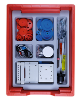 Das Bild zeigt eine rote Aufbewahrungsbox, die verschiedene Experimentiermaterialien enthält. In den Fächern sind Zahnräder, Motoren, Schrauben, Kabel und grundlegende Werkzeuge angeordnet, die für praktische Lernaktivitäten im Bildungswesen verwendet werden können.