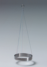 Das Bild zeigt einen schlichten, metallenen Ring, der an zwei Schnüren aufgehängt ist. Er dient vermutlich als Experimentiermaterial zur Untersuchung physikalischer Eigenschaften wie Schwingungen oder Gleichgewicht.