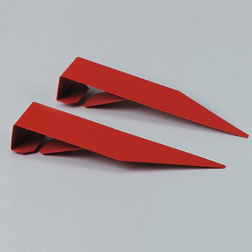 Das Bild zeigt zwei rote Elemente, die eine spitz zulaufende Form haben. Sie scheinen aus einem flexiblen Material gefertigt zu sein, möglicherweise für den Einsatz in Experimenten oder Unterrichtsaktivitäten im Bildungssystem.