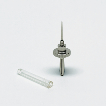 Das Bild zeigt eine metallische Nadel mit einem Schraubmechanismus und eine transparente Kunststoffhülle. Diese Objekte könnten für Experimente in naturwissenschaftlichen Fächern eingesetzt werden, um zum Beispiel Flüssigkeiten zu entnehmen oder zu dosieren.