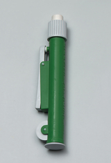 Das Bild zeigt ein grünes Experimentiergerät, das eine zylindrische Form mit einem weißen oberen Ende hat. An der Seite befindet sich eine silberne Klammer, die für die Befestigung an einem Objekt verwendet werden kann.