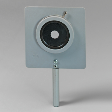 Das Bild zeigt ein physikalisches Experimentiergerät, das wahrscheinlich zur Demonstration eines bestimmten physikalischen Effekts dient. Es enthält eine drehbare Scheibe, die auf einem stabilen Standfuß montiert ist, und ist für den Einsatz im Bildungsbereich konzipiert.