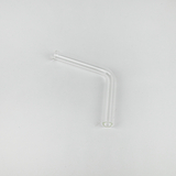 Das Bild zeigt ein transparentes, gebogenes Glasrohr, das in Laboranwendungen verwendet wird. Es eignet sich ideal für Experimente in der Chemie, um Flüssigkeiten umzuleiten oder zu verbinden.