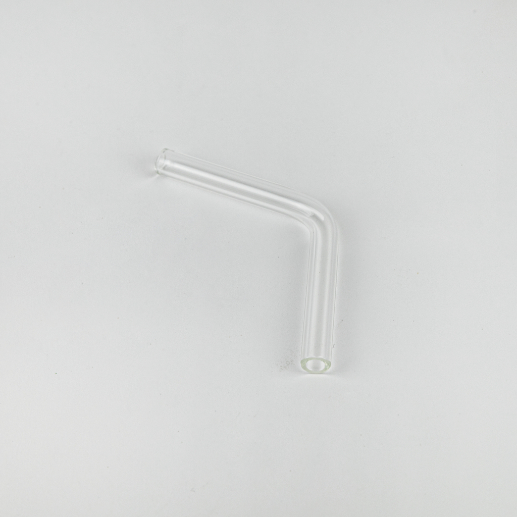Das Bild zeigt ein transparentes, gebogenes Glasrohr, das in Laboranwendungen verwendet wird. Es eignet sich ideal für Experimente in der Chemie, um Flüssigkeiten umzuleiten oder zu verbinden.