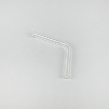 Das Bild zeigt ein transparentes, gebogenes Glasrohr, das in Laboranwendungen verwendet wird. Es eignet sich ideal für Experimente in der Chemie, um Flüssigkeiten umzuleiten oder zu verbinden.