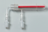 Das Bild zeigt ein transparents Laborgerät, das eine lange Glasröhre mit einem roten inneren Element enthält. An den beiden Seiten befinden sich Verbindungsstücke, die zur Anbringung von Schläuchen dienen, vermutlich für chemische Experimente im Bildungsbereich.