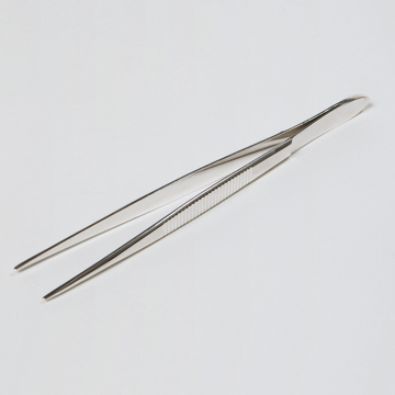 Das Bild zeigt eine silberne Pinzette mit feinen Spitzen und einem geriffelten Griff. Sie wird häufig im Bildungswesen und im Laborbereich verwendet, um kleine Objekte präzise zu greifen oder zu manipulieren.