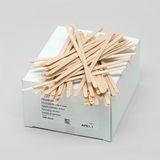 Das Bild zeigt eine Box mit Holzstäbchen, die zur Verwendung in experimentellen Anwendungen hergestellt wurden. Die Stäbchen liegen chaotisch auf der Verpackung, die Informationen zum Produkt und zur Menge (1000 Stück) enthält.