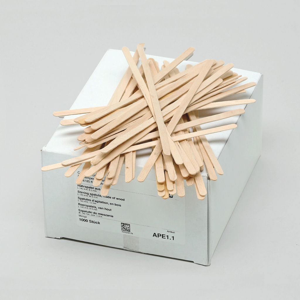 Das Bild zeigt eine Box mit Holzstäbchen, die zur Verwendung in experimentellen Anwendungen hergestellt wurden. Die Stäbchen liegen chaotisch auf der Verpackung, die Informationen zum Produkt und zur Menge (1000 Stück) enthält.