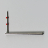 Das Bild zeigt ein experimentelles Gerät, das aus einem langen, geraden Metallrohr und einem vertikalen Stab besteht. Beide Teile sind mit roten Halterungen verbunden, die eine flexible Positionierung ermöglichen.