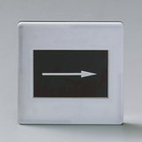 Das Bild zeigt eine quadratische Tafel mit einem schwarzen Hintergrund und einem weißen Pfeil, der nach rechts zeigt. Dieses Objekt könnte in einem Bildungs- oder Experimentierkontext verwendet werden, um Richtungen oder Bewegungen darzustellen.