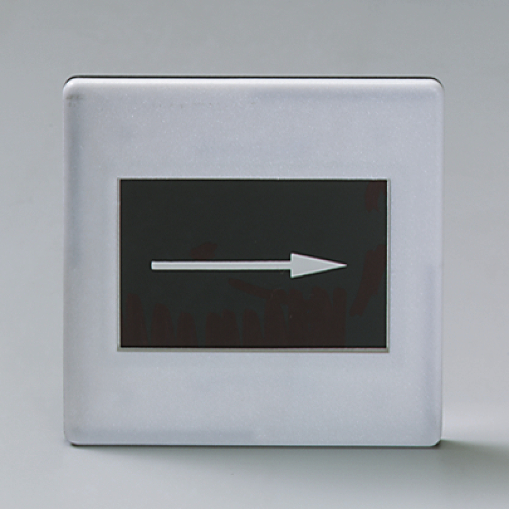 Das Bild zeigt eine quadratische Tafel mit einem schwarzen Hintergrund und einem weißen Pfeil, der nach rechts zeigt. Dieses Objekt könnte in einem Bildungs- oder Experimentierkontext verwendet werden, um Richtungen oder Bewegungen darzustellen.