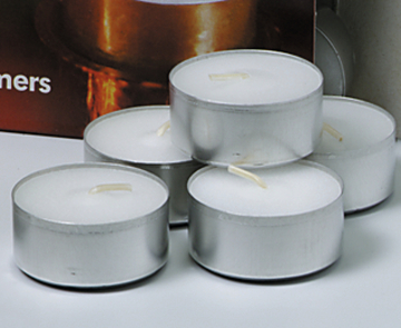 Das Bild zeigt eine Gruppe von fünf Teelichtern in Aluminium-Behältern, die übereinander gestapelt sind. Sie haben eine weiße Wachsschicht mit einem Docht in der Mitte und sind auf einem neutralen Hintergrund abgebildet.