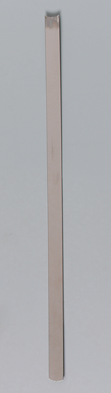 Das Bild zeigt einen langen, flachen Metallstab mit abgerundeten Kanten. Er könnte für wissenschaftliche Experimente oder zur Durchführung von Messungen im Bildungsbereich verwendet werden.