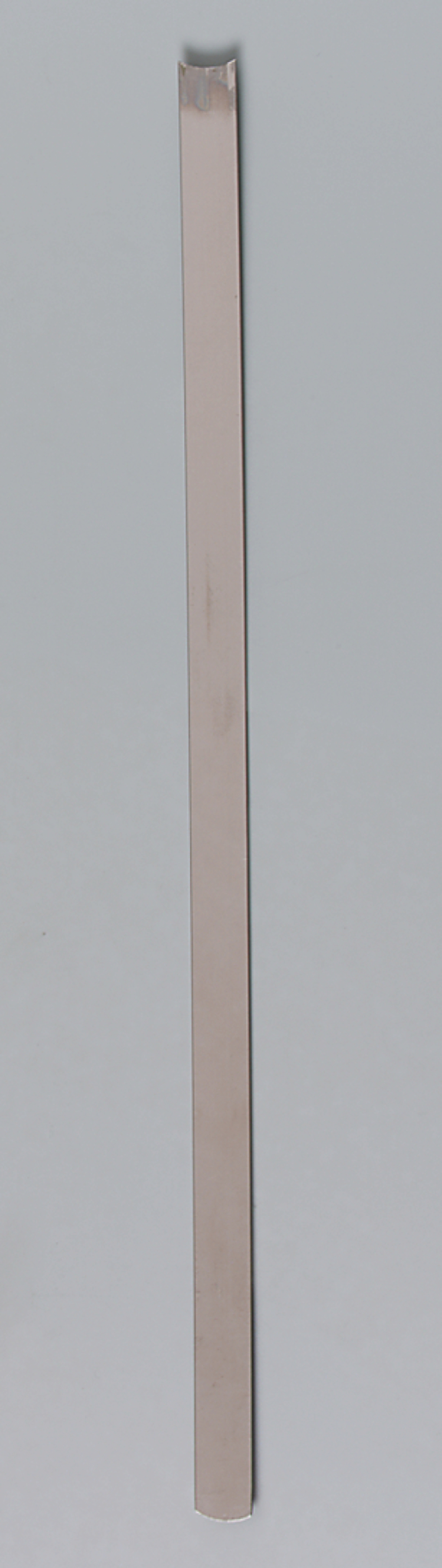 Das Bild zeigt einen langen, flachen Metallstab mit abgerundeten Kanten. Er könnte für wissenschaftliche Experimente oder zur Durchführung von Messungen im Bildungsbereich verwendet werden.