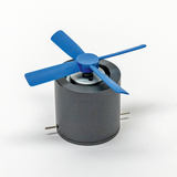 Das Bild zeigt einen Elektromotor mit einem blauen Propeller, der auf einem grauen Gehäuse montiert ist. Er eignet sich gut für praktische Experimente im Bildungsbereich, um Grundlagen der Elektrotechnik und Mechanik zu vermitteln.