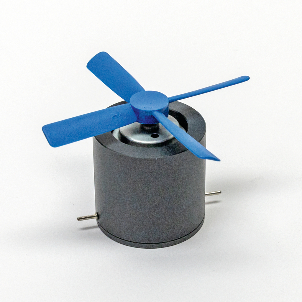 Das Bild zeigt einen Elektromotor mit einem blauen Propeller, der auf einem grauen Gehäuse montiert ist. Er eignet sich gut für praktische Experimente im Bildungsbereich, um Grundlagen der Elektrotechnik und Mechanik zu vermitteln.