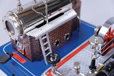 Das Bild zeigt ein Miniatur-Dampfkraftwerk mit einem glänzenden Kessel aus Metall und einem detailliert gestalteten Korpus in Backsteinoptik. Es ist mit verschiedenen mechanischen Komponenten ausgestattet, die zur Durchführung von Experimenten im Bildungsbereich geeignet sind.