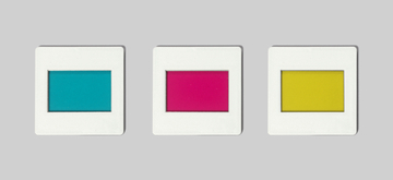 Das Bild zeigt drei quadratische Rahmen in unterschiedlichen Farben: links Türkis, in der Mitte Magenta und rechts Gelb. Die Rahmen haben ein schlichtes Design und sind vermutlich für experimentelle oder bildungsbezogene Anwendungen gedacht.