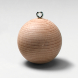 Das Bild zeigt eine hölzerne Kugel mit einer Metallöse an der Oberseite. Sie wird vermutlich als Experimentierobjekt im Bildungswesen eingesetzt, um physikalische Phänomene zu demonstrieren.