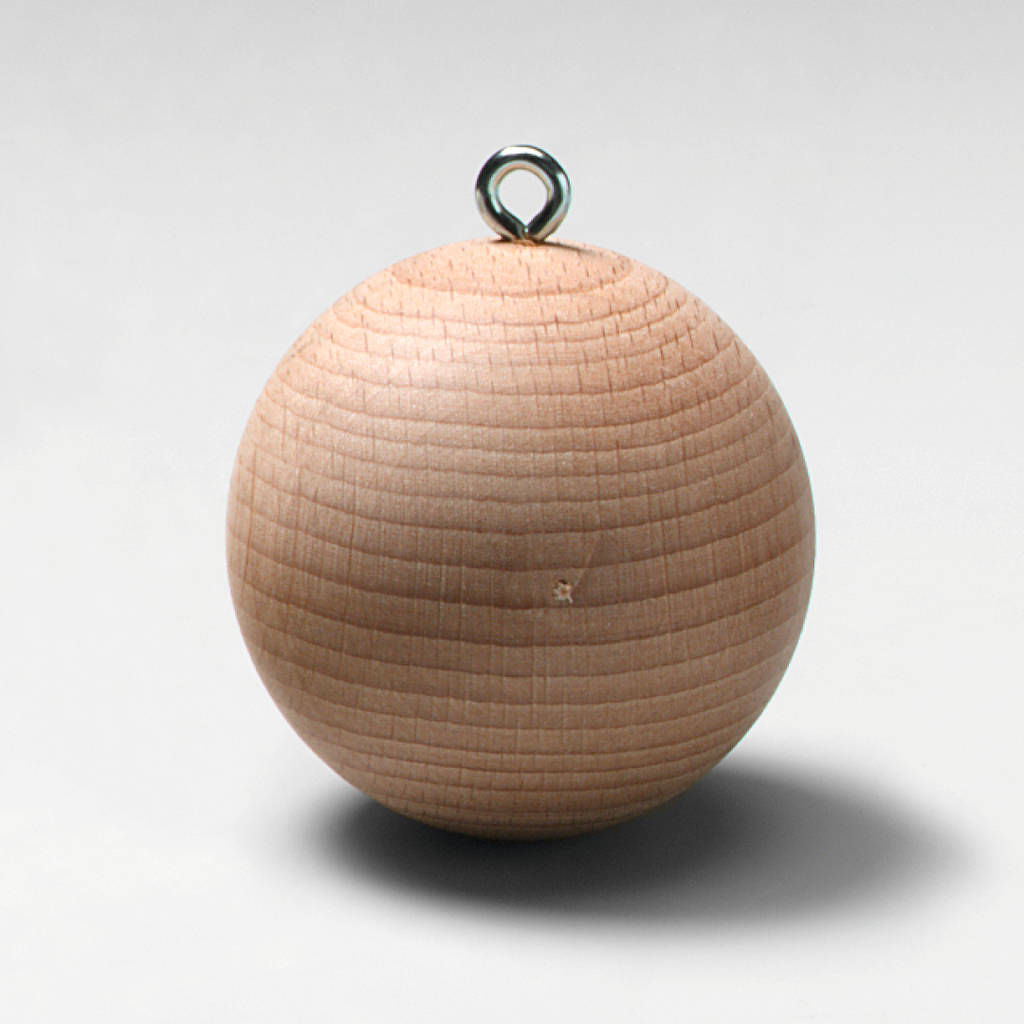 Das Bild zeigt eine hölzerne Kugel mit einer Metallöse an der Oberseite. Sie wird vermutlich als Experimentierobjekt im Bildungswesen eingesetzt, um physikalische Phänomene zu demonstrieren.