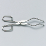 Das Bild zeigt eine Edelstahlzange mit zwei gebogenen Griffen, die sich in der Mitte treffen und eine konisch zulaufende Form haben. Dieses Werkzeug eignet sich ideal für Experimente und Anwendungen in Bildungs- und Laborumgebungen.