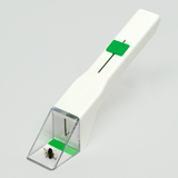 Das Bild zeigt ein wissenschaftliches Instrument, das für die Untersuchung von Insekten verwendet wird. Es handelt sich um einen Insektenfänger mit einer transparenten Spitze und einer grünen Markierung.