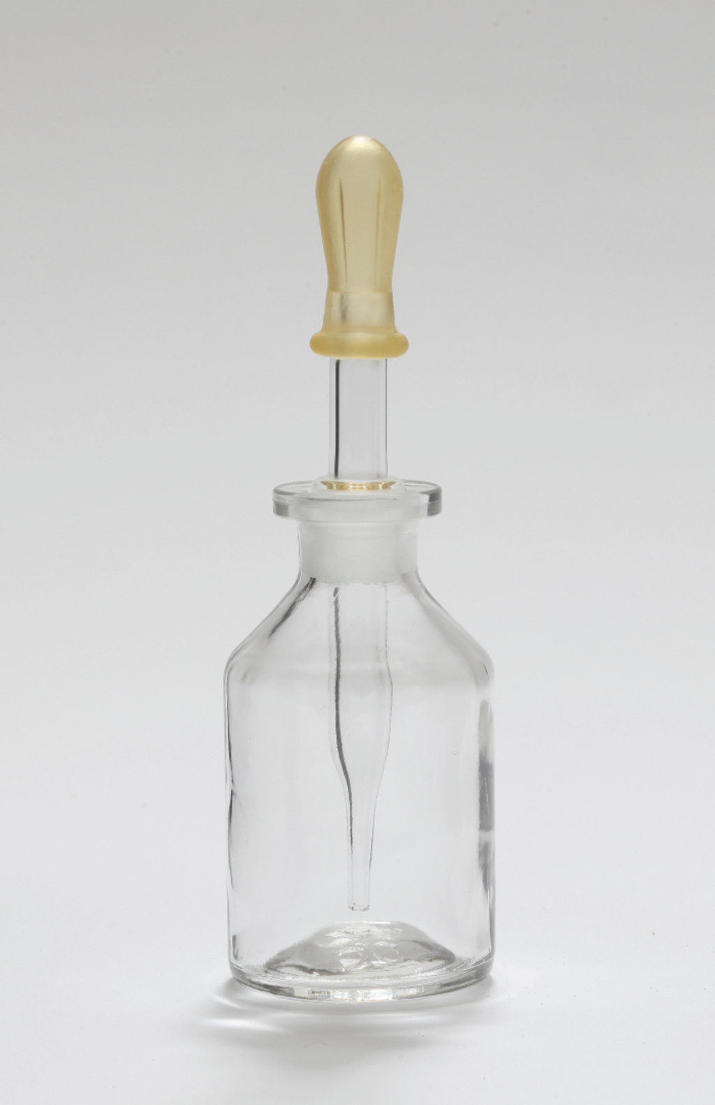 Auf dem Bild ist eine klare Glasflasche mit einem Gummistopper abgebildet. Die Flasche ist zum Aufbewahren oder Tropfen von Flüssigkeiten im Experimentierbereich gedacht.