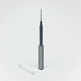 Das Bild zeigt eine Metallspitze, die im Kontext von Experimentierbedarf verwendet wird, zusammen mit einem transparenten Röhrchen daneben. Diese Komponenten könnten Teil eines Geräts zum Messen oder Testen in Bildungsumgebungen sein.