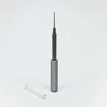 Das Bild zeigt eine Metallspitze, die im Kontext von Experimentierbedarf verwendet wird, zusammen mit einem transparenten Röhrchen daneben. Diese Komponenten könnten Teil eines Geräts zum Messen oder Testen in Bildungsumgebungen sein.