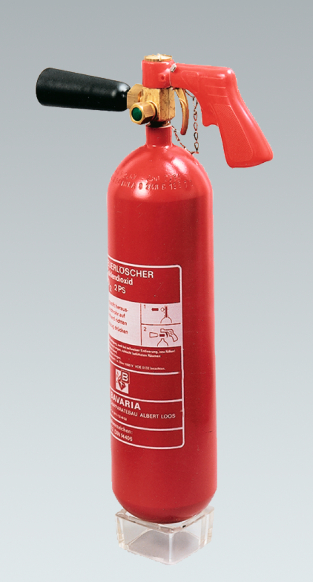 Das Bild zeigt einen roten Feuerlöscher, der mit einer speziellen Anleitung für die Verwendung ausgestattet ist. Er wird in einem Online-Shop für Experimentierbedarf angeboten und ist wichtig für Sicherheitsmaßnahmen im Bildungswesen.