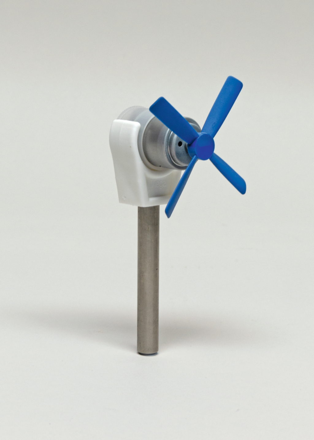 Das Bild zeigt einen kleinen, weißen Elektromotor mit einem blauen Propeller, der auf einem Metallständer montiert ist. Der Motor ist für Experimente im Bildungswesen konzipiert, um grundlegende physikalische Konzepte zu demonstrieren.