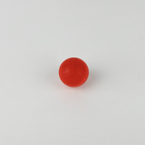 Das Bild zeigt eine rote Kugel auf einem weißen Hintergrund. Die Kugel scheint aus einem glatten Material gefertigt und wird möglicherweise für experimentelle Zwecke im Bildungsbereich verwendet.