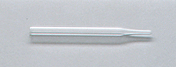 Das Bild zeigt ein feines, langes Rohr, das aus transparentem Material gefertigt ist. Dieses Einzelteil könnte für verschiedene Experimente oder Anwendungen im Bildungsbereich verwendet werden.
