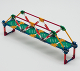 Das Bild zeigt ein Konstruktionsmodell eines Brückenbauwerks, hergestellt aus bunten Steckelementen. Es dient vermutlich zur Veranschaulichung von statischen Konzepten im Bildungskontext.