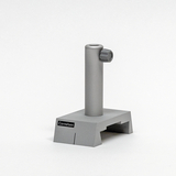 Das Bild zeigt eine graue Experimentierstütze mit einer vertikalen Säule und einer seitlichen Schraube zur Befestigung von Materialien. Diese Stütze wird häufig im Bildungsbereich für naturwissenschaftliche Experimente verwendet.