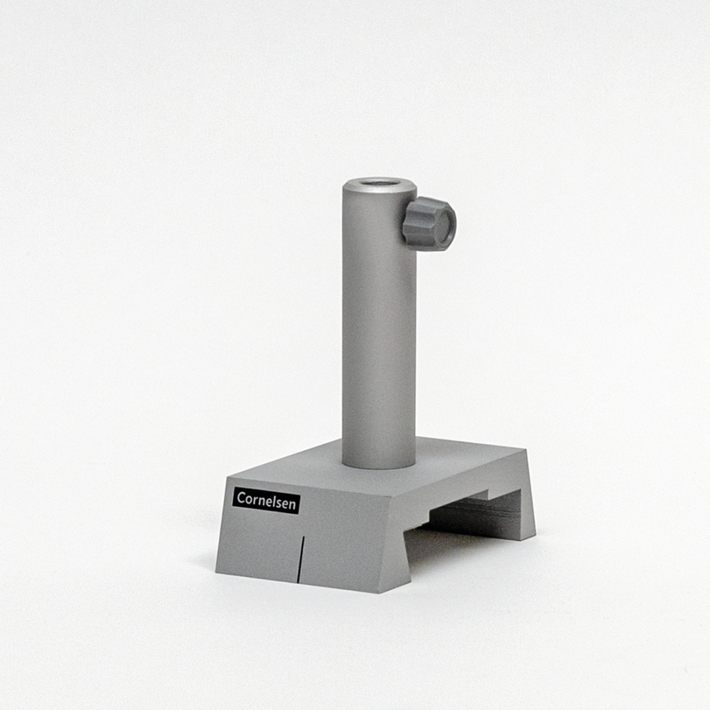 Das Bild zeigt eine graue Experimentierstütze mit einer vertikalen Säule und einer seitlichen Schraube zur Befestigung von Materialien. Diese Stütze wird häufig im Bildungsbereich für naturwissenschaftliche Experimente verwendet.