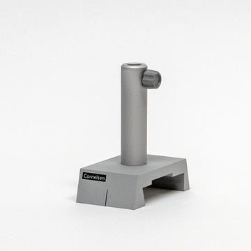 Das Bild zeigt eine graue Experimentierstütze mit einer vertikalen Säule und einer seitlichen Schraube zur Befestigung von Materialien. Diese Stütze wird häufig im Bildungsbereich für naturwissenschaftliche Experimente verwendet.