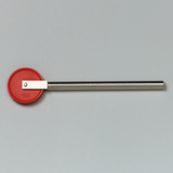 Das Bild zeigt ein Experimentiergerät mit einem roten, runden Kopf und einem langen Metallgriff. Es ist wahrscheinlich für den Einsatz im Bildungsbereich gedacht, um verschiedene physikalische oder chemische Experimente durchzuführen.