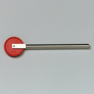 Das Bild zeigt ein Experimentiergerät mit einem roten, runden Kopf und einem langen Metallgriff. Es ist wahrscheinlich für den Einsatz im Bildungsbereich gedacht, um verschiedene physikalische oder chemische Experimente durchzuführen.