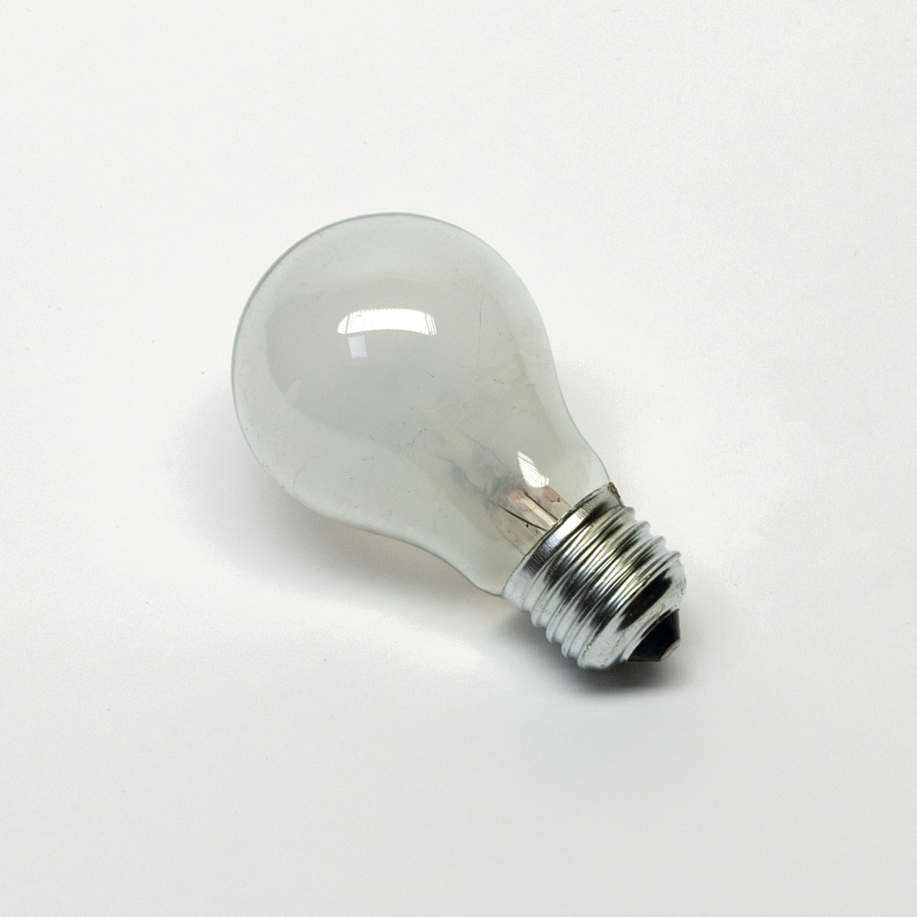 Das Bild zeigt eine transparente Glühbirne mit einem metallenen Schraubsockel. Sie eignet sich für experimentelle Anwendungen im Bildungsbereich, um Konzepte der Elektrizität und Lichttechnik zu demonstrieren.