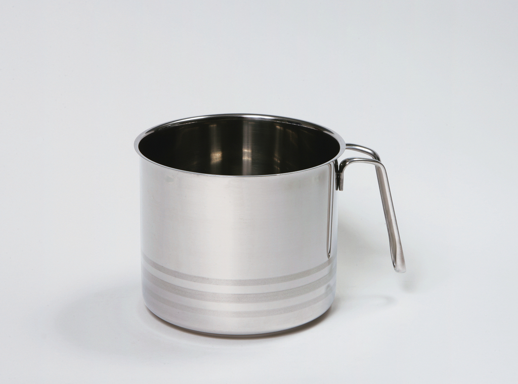 Das Bild zeigt einen silbernen Messbecher aus Edelstahl mit einem Griff. Der Becher hat eine glatte Oberfläche und ist am unteren Rand mit mehreren horizontalen Linien verziert.