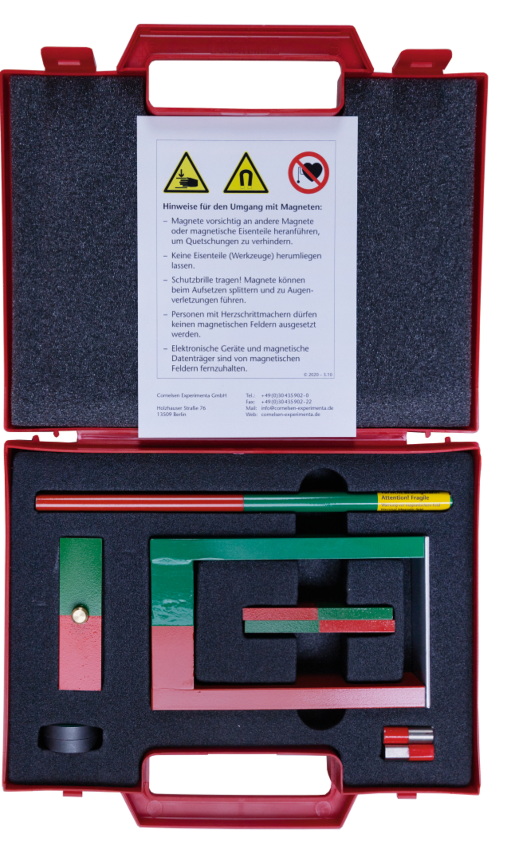 Das Bild zeigt ein Set für Experimente mit Magneten, das in einem roten Koffer mit Schaumstoffeinlage angeordnet ist. Es enthält verschiedene Magnetformen, Sicherheitsanweisungen und Warnhinweise für den Umgang mit den Komponenten.
