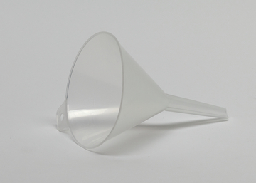 Das Bild zeigt einen transparenten Kunststofftrichter, der schräg auf einer weißen Oberfläche liegt. Er wird häufig in Experimenten verwendet, um Flüssigkeiten sicher in Behälter zu gießen.
