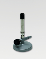 Das Bild zeigt einen Bunsenbrenner, der aus einem Metallfuß, einem verstellbaren Regler und einem langen Rohr besteht. Dieses Gerät wird häufig in Experimenten zur Erwärmung von Substanzen in Schulen verwendet.