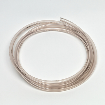 Das Bild zeigt mehrere transparente Schlauchleitungen, die in einer lockeren Spirale angeordnet sind. Diese Schläuche sind vermutlich für den Einsatz in Experimenten im Bildungsbereich geeignet, beispielsweise für chemische oder physikalische Versuche.