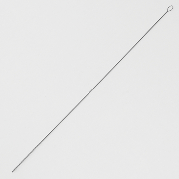 Das Bild zeigt eine lange, schlanke Drahtbürste mit einem Schleifenende, die zum Reinigen von Röhren oder anderen engen Gefäßen verwendet werden kann. Dieses Werkzeug ist besonders nützlich für Experimente im Bildungsbereich und in der Chemie.