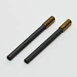 Auf dem Bild sind zwei schwarze Elektrodestäbe mit goldfarbenen Enden abgebildet. Diese Teile werden häufig in chemischen Experimenten verwendet, um elektrische Kontakte herzustellen.