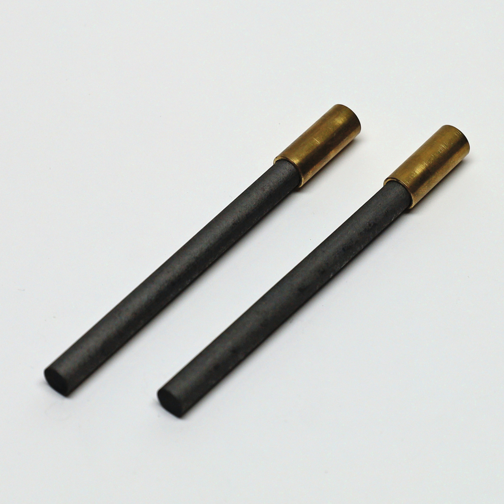 Auf dem Bild sind zwei schwarze Elektrodestäbe mit goldfarbenen Enden abgebildet. Diese Teile werden häufig in chemischen Experimenten verwendet, um elektrische Kontakte herzustellen.